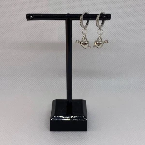 Arrow through heart earrings💘 - Superfina handgjorda örhängen💕2 st för 90kr 1 st för 45kr💞