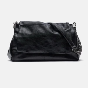 svart zara väska - säljer denna populära zara väskan då den inte kommer till användning💕den är superrymlig och får plats med mer än vad man tror💗 finns några små fläckar i väskan men ingenting som stör, syns bara med direktljus, 💕 superfint skick, nypris 399, skriv privat för fler bilder eller vid funderingar, ge gärna prisförslag!!