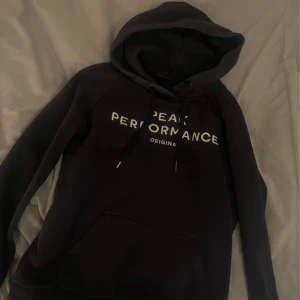 mörkblå peak performance hoodie  - mörkblå peak hoodie i stl M men passar S och XS, jätte fint skick!💕