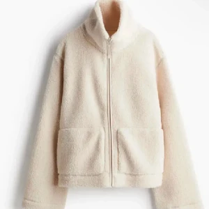 Beige teddyjacka från hm - Jättefint skick! Storlek m, men passar xs-m beroende på hur man vill att den ska sitta❄️💫