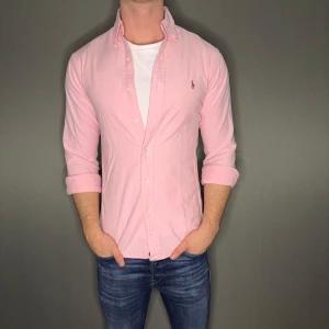 Ralph lauren skjorta - Hej säljer nu min fina Ralph Lauren skjorta i storlek M. Den är i nyskick och kommer vara otroligt snygg i höst/vinter. Nypris cirka 1500kr! Vi kommer att sälja liknande produkter nu närmare vinter så glöm inte följa profilen!🌊🍾