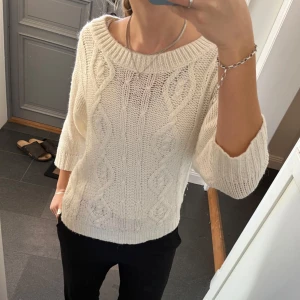 Vit trekvartsärmad stickad tröja  - Vit stickad tröja från BikBok i storlek S, skulle säga att den även passar M. Fint skick. Använd gärna köp!