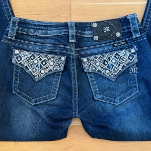 Miss Me jeans - Lågmidjade Miss Me jeans med otroliga fickor i st W28. De har rak passform och snygg blå färg. Använda endast ett fåtal gånger.🌟💕
