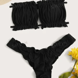 Svart bikini från SHEIN - Trendig svart bikini från SHEIN med volangdetaljer. Toppen har en bandeau-stil med knytband och matchande trosa med hög midja. Storlek M och är försmå säljer både Trosa o bh  för 80kr