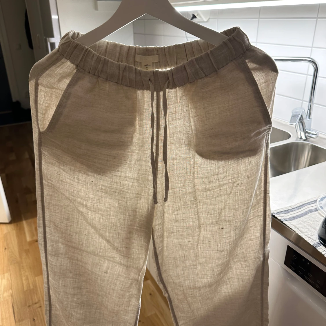 Beige linnebyxor med snörning