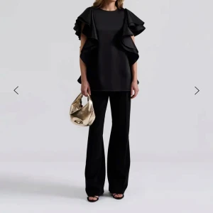 By Malina Ada frill Blouse  - Blus från by malina i strl S. Helt oanvänd med prislapp kvar.