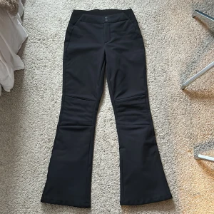 Utsvängda skidbyxor  - Utsvängda skidbyxor från Everest i strl 38. Kedja i nertill på benen (se bild 4) vilket gör att man kan välja hur de ska sitta. Knappt använda så i mycket bra skick! 