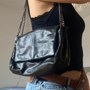 Superfin väska - Superfin väska från zara. I väldigt gott skick, förutom att en ficka inuti är sönder (se sista bild). Det är ett sidofack och därför inget som stört mig då det finns två andra fack också. 