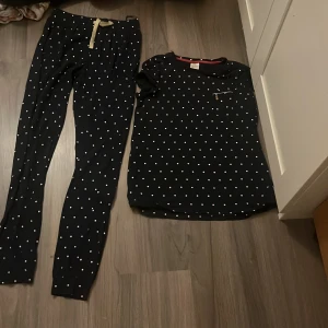 Prickigt pyamas sett från Lindex  - Mörkblå pyamas med glittersnören och en ficka på tröjan