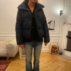 Marinblå jacka 💘 - Jättesnygg marinblå jacka från Steffen Schraut 💘 Köpt för två år sedan för över 1000kr men endast använd några gånger 