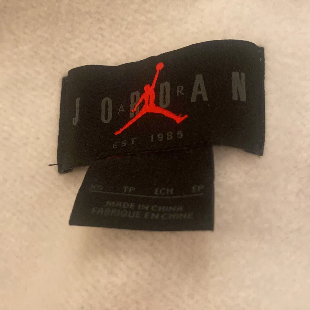 Storlek XS men stor i storleken, passar också S. 9/10 skick, inga tecken på användning. Nypris ca 800kr mitt pris 399kr. Jordans signatur broderat på ena armen, jävligt fet detalj.. Hupparit & Collegepaidat.