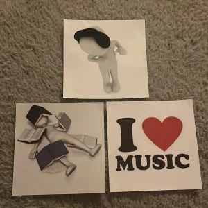 Posters - Posters med glansig yta 🤍de är alla lika stora (12,5cm x 12,5cm) säljer massa fler!