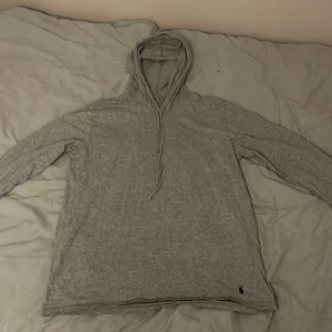 Raulph lauren tunn hoodie - Tunn hoodie/tröja från raulph lauren Storlek XL men passar på allt mellan M-XL