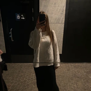 Vit stickad tröja från 157 - Säljer vit stickad tröja från lager 157🤍knappt använd och säljer då jag har 2 likadana