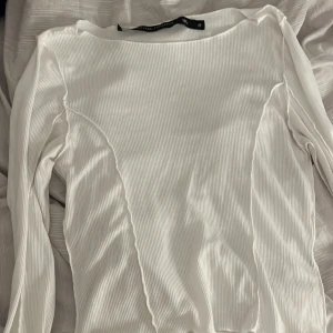 Vit ribbad långärmad topp från lager 157 - Säljer en stilren vit ribbad topp från lager 157med långa ärmar. Perfekt för lager-på-lager eller som den är. Enkel och mångsidig design som passar till det mesta. 🖤