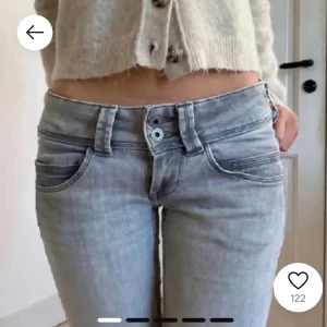 Gråa Pepe Jeans  - Säljer mina gråa pepe jeans eftersom dom inte kommer till användning längre😓Midjan är 29 men sitter perfekt på mig som brukar ha 26 och 36 i jeans. Det är lånade bilder!! ❤️‍🔥Tryck inte på köp nu utan att kontrakterat mig först