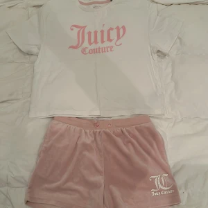 Vit och rosa t-shirt från Juicy Couture - Säljer en vit t-shirt från Juicy Couture med rosa logotyptryck på framsidan. T-shirten har en klassisk rund hals och korta ärmar. Perfekt för en avslappnad stil. Säljer även rosa shortsen med (priset gäller för båda) 💕