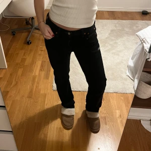 Levis jeans! - Skitsnygga Levis 501 jeans!💕jag är ca 168 på bilden, skicket är jättebra då dem knappt är använda! Stl W30 L32