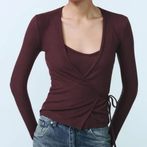 Vinröd topp - Vinröd topp från Zara, både Wrap toppen och linnet ingår o priset. Båda är o storlek S. Endast använd en gång 