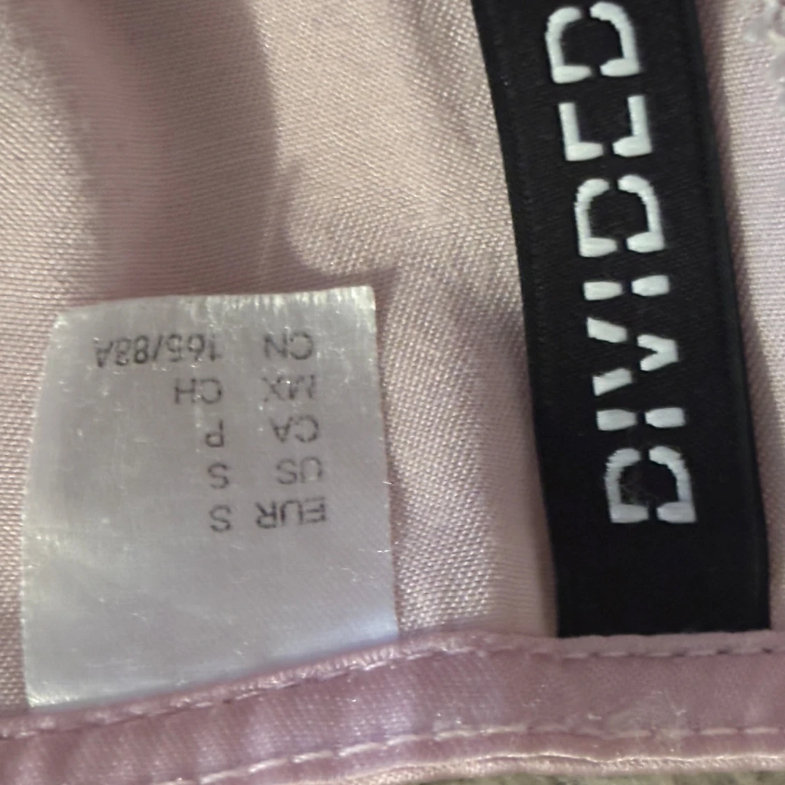 Ljusrosa satinlinne med spets - 90