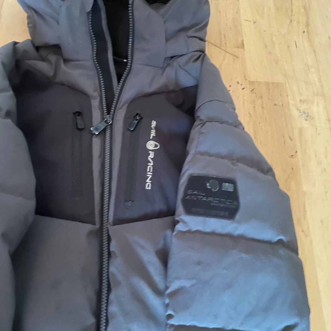 Grå dunjacka från Sail Racing - 90