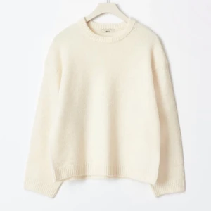 Vit stickad tröja  - Mysig vit stickad tröja från ginatricot. 💕Helt ny och oanvänd 