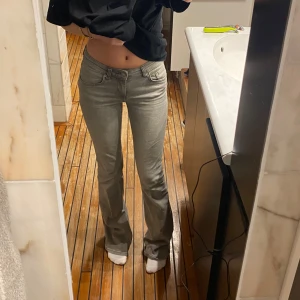 Grå bootcut jeans - Snygga grå bootcut jeans med låg midja. Perfekta för en avslappnad stil. De har klassiska femficksdetaljer och en bekväm passform.