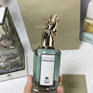 Parfym Portraits Heartless Helen från Penhaligon's - Upptäck den lyxiga doften Heartless Helen från Penhaligon's Portraits-serie. Flaskan har en unik design med ett gyllene djurhuvud som lock. Doften bjuder på en mix av tuberos, vit blomma, citrus, träiga och animaliska noter samt en grön underton. Perfekt för den som söker en elegant och djärv parfym.