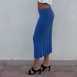 Dröm kjol - En helt ljuvlig blå kjol som endast är använd vid ett tillfälle. Passar till dem flesta topparna!🦋💙 Köpt på Zara, stickat material. Storlek M, resor i midjan. 100% Polyester🦋 Storlek M/38. Passar st S med! Inga skavanker!! 