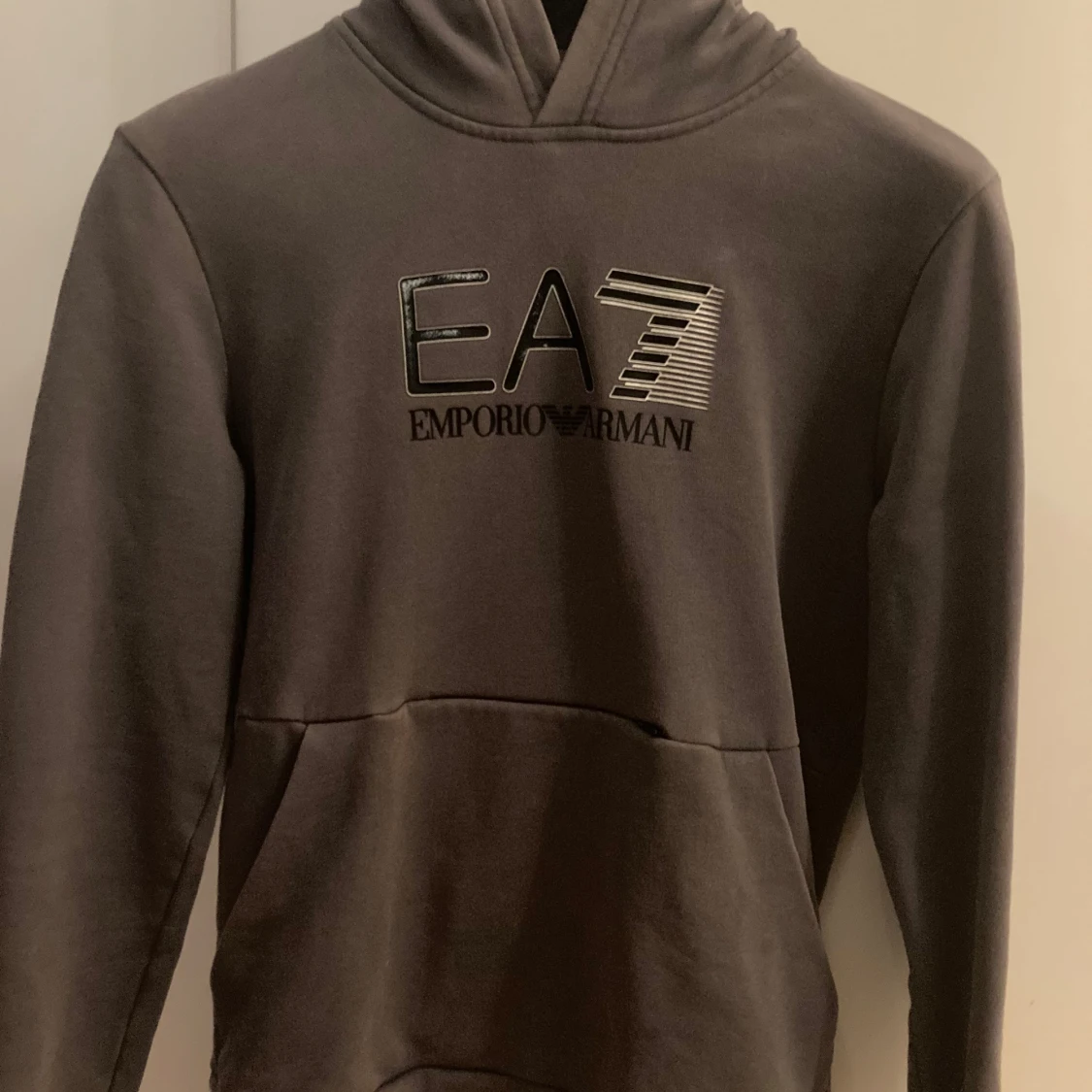 Grå hoodie från Emporio Armani