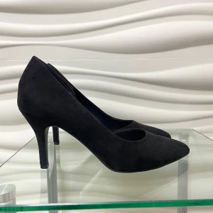 Svarta pumps från Graceland - Eleganta svarta pumps från Graceland med spetsig tå och klack. Perfekta för en stilren look. Använda en gång!💗 Nypris: 449kr
