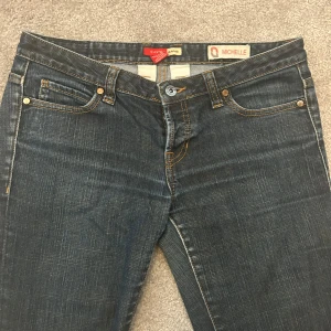 Bootcut jeans från Castro jeans - Snygga mörkblå lowwaisted jeans, bootcut/raka. I mycket bra skick, men är lite slitna som syns på bild💕Storleken är oklar men skriv gärna för mer mått och bilder🥰