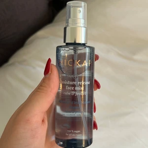 Face Mist från Hickap - Moisture release face mist från Hickap, designad för att lugna och skydda huden. 100% vegansk och passar alla hudtyper. Perfekt för att återfukta och fräscha upp ansiktet under dagen. Ny
