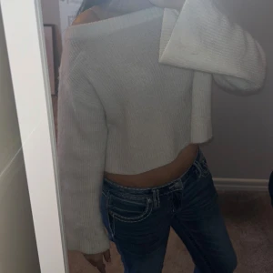 Vit offshoulder tröja - Säljer en stilren vit offshoulder tröja med croppad passform🥰