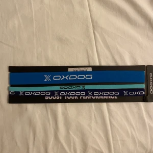 Blåa oanvända hårband från Oxdog - 3 Helt oanvända hårband från oxdog. De har silikon på undersidan så att de inte åker av. Köpta för 129kr