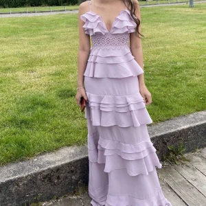 Ljuslila volangklänning - Säljer min ljuslila balklänning i nyskick kom privat för fler bilder och priset går att diskuteras