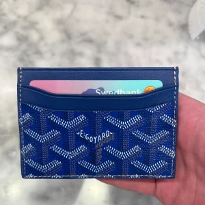 Mörkblå korthållare - Säljer en snygg och trendig korthållare, mycket bra skick