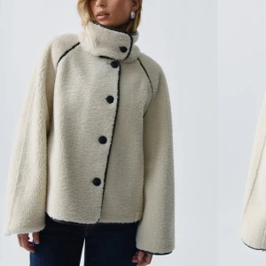 Reversble teddy jacka  - Helt ny med prislappen kvar! Kan ha den på båda sidorna! Helt slutsåld på gina. 