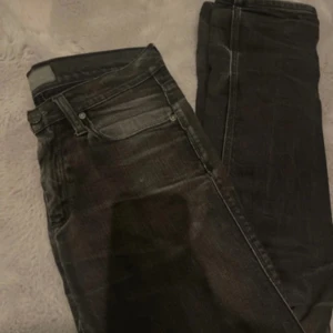 Acne jeans  - Mycket bra skick med små täcken på användning. Säljer pga att dom ej passar mig, hör av er vid frågor osv! Priset är ej satt i sten. 