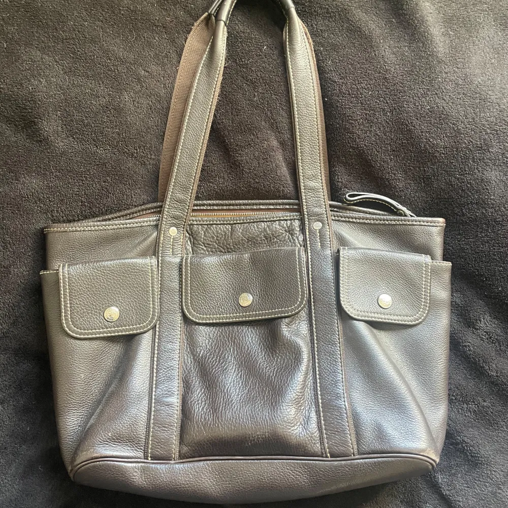 Säljer denna fina vintage longchamp väskan, kommer tyvärr inte till användning ☺️ skriv vid frågor . Väskor.