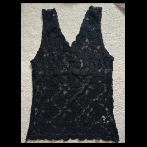 Svart spets linne - Jätte snyggt och trendigt svart spets/lace linne!! Aldrig använd och är i bra skick♡