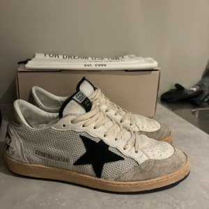 Golden Goose Ballstar - Golden Goose Ballstar i använt men fint skick. Sitningarna på hälen är från fabrik. Nypris 7000kr, låda, dustbag och kort medföljer. Äkthetsbevis finns  Tar byten 🤝🏻