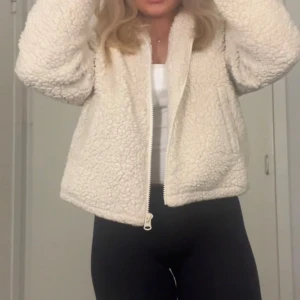 Teddyjacka hm - Säljer denna jättefina och sköna Teddyjacka ifrån hm! Storlek S Köparen står för frakt 💗