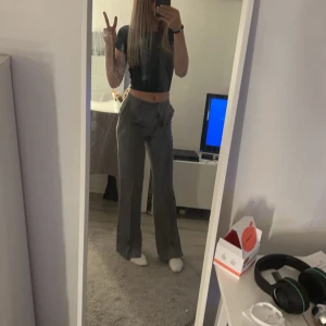 Grå byxor från NA-KD - Säljer ett par snygga grå byxor från NA-KD. De är i storlek 32 och har en stilren design med en rak passform. Perfekta för både vardag och fest! 🩶