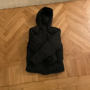 Dobber dun jacka - Jag säljer en dobber jacka i storlek s men borde passa en storlek upp och ned, den är väldigt lik ralph lauren jackan i storlek och utseende. Toppskick, skriv vid minsta lilla fundering