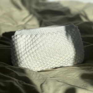 Virkad necessär - Hemmagjord necessär med beiget innertyg! Bredd: 22 cm  Djup: 13 cm  (Göra också i andra färger/storlekar). Skriv gärna vid intresse eller frågor😊