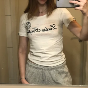 T-shirt med tryck - Cool vit t-shirt med tryck 