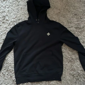 J.lindeberg hoodie - Säljer denna asfeta hoodie köpt på Hede fashion outlet cond 9/10