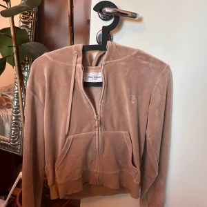 Juicy couture tröja - Hej! Säljer denna då den ej kommer till användning. Storlek S Vid fler frågor eller bilder är det bara att hojta till!