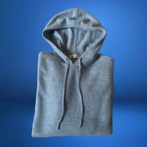 Soft Goat Hoodie - Tja, säljer denna super snygga Soft goat hoodie.🤝😁 Den är 10/10 skicka och nästintill aldrig använd, perfekt nu inför hösten.🥂👀 Nypris är 3499kr🙄. Leverans sker med PostNord eller Instabox inom 1-2 dagar ✅🫵🏻 100% Kashmir!👌🏻